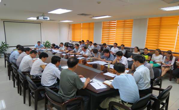 积极贯彻政府会议精神 迎接“十一黄金周” 迪尼斯酒店尊龙凯时店组织全体员工认真学习《食品安全法》